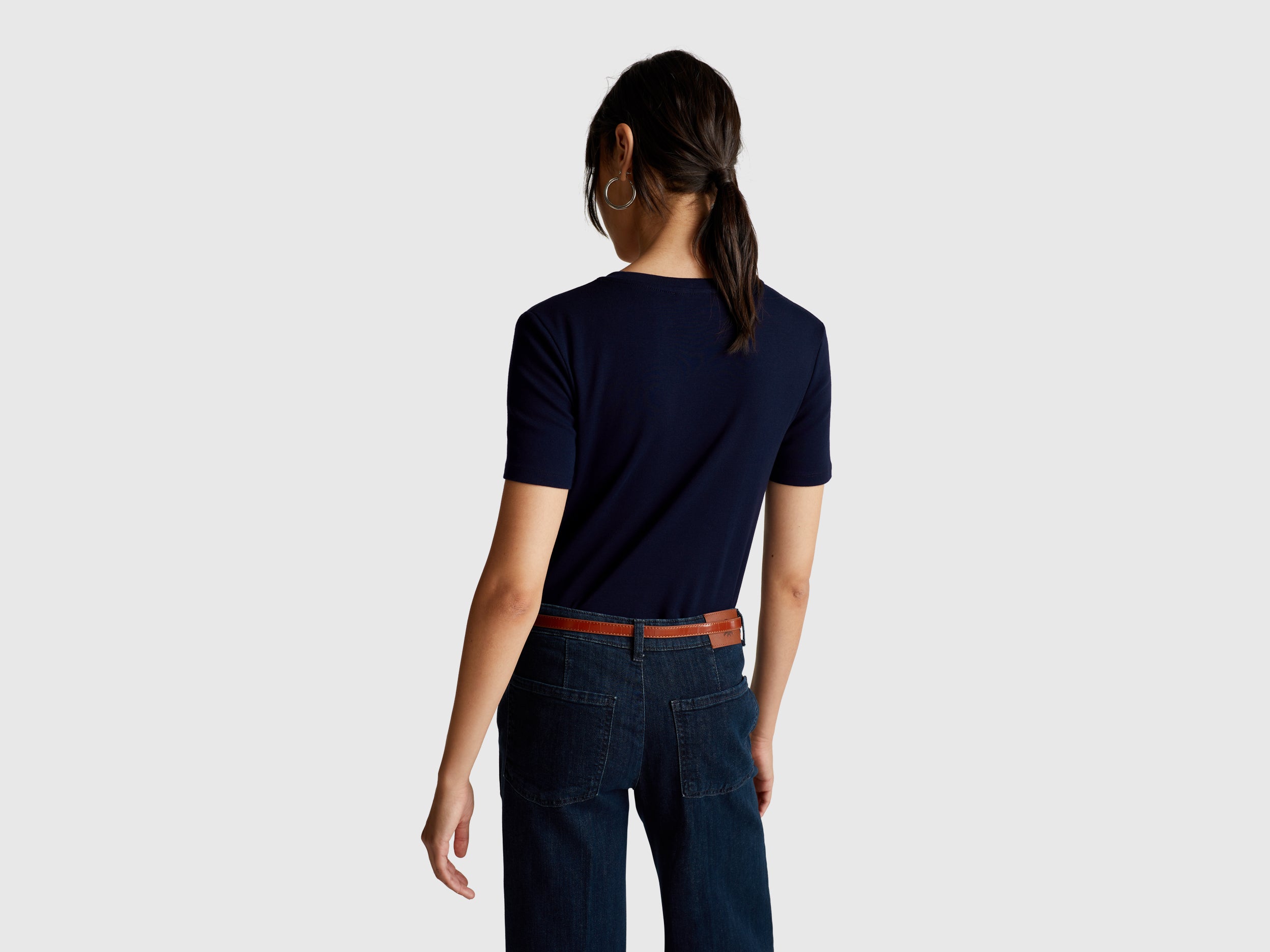 T-shirt em algodão puro com decote em V - ucb_image_B
