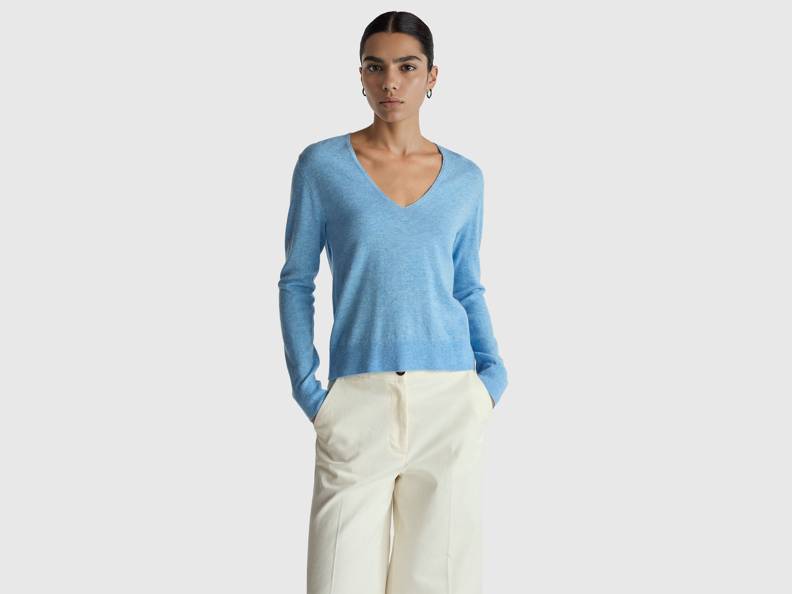 Camisola azul-claro com decote em V em pura lã Merino - ucb_image_F