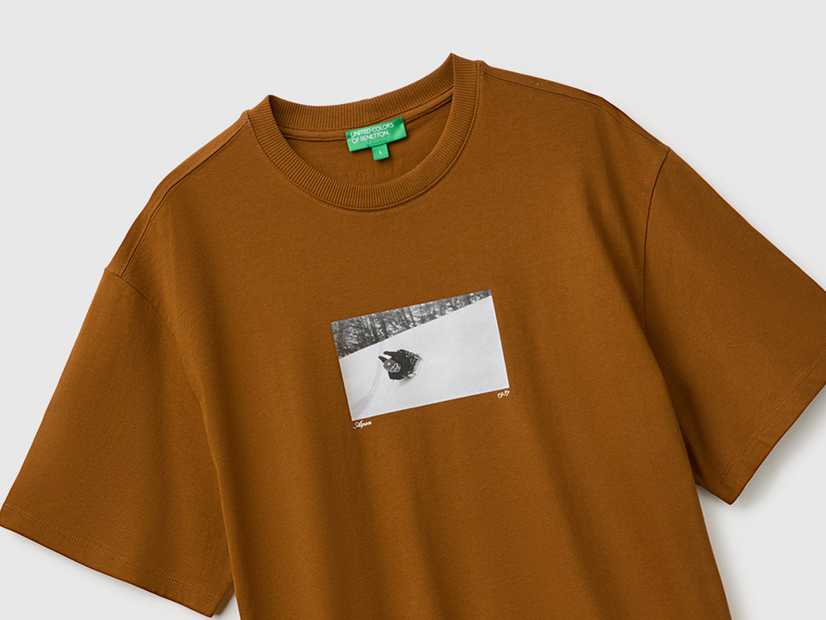 T-shirt relaxed fit com estampa em algodão orgânico - ucb_image_FY