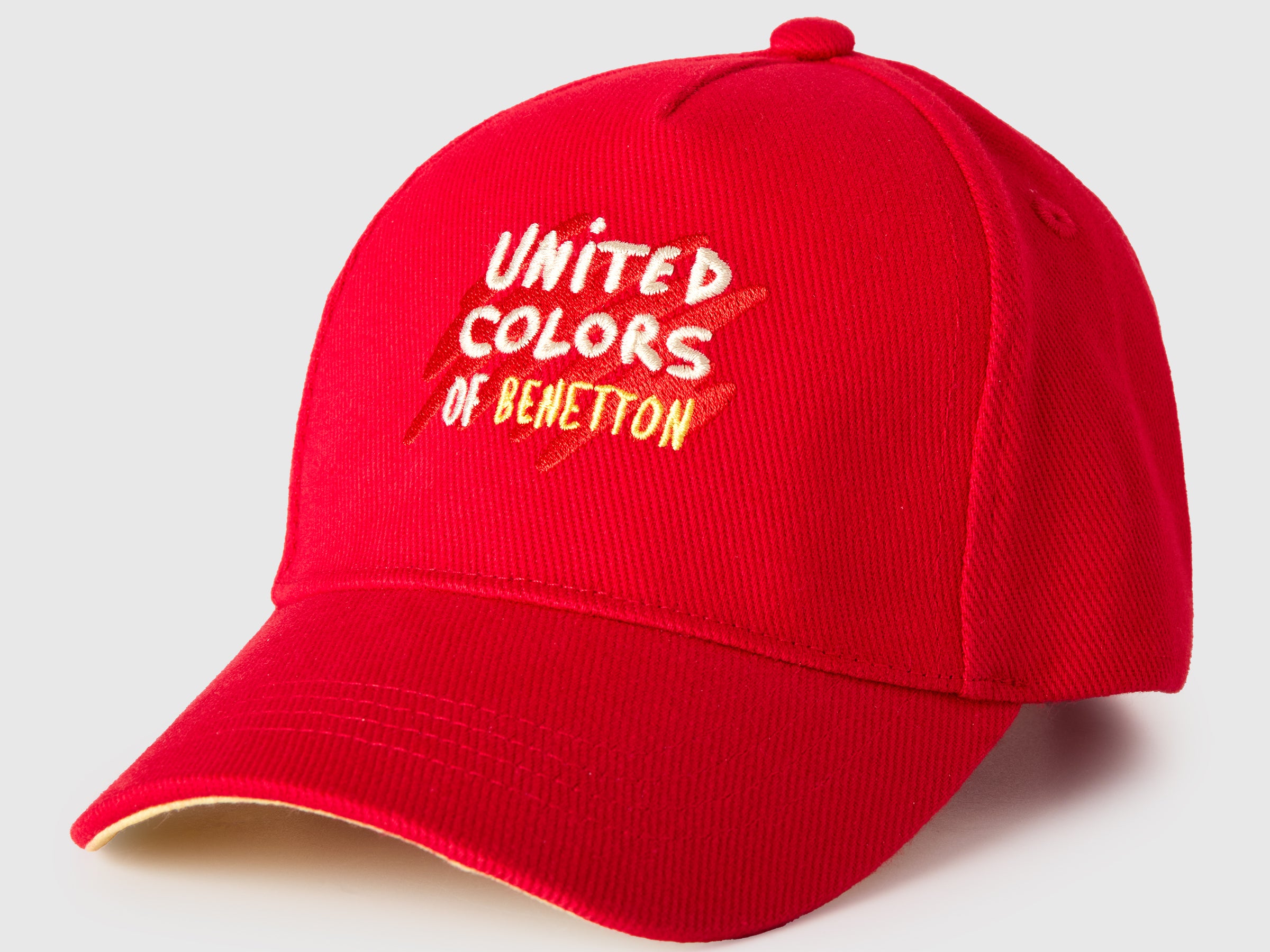 Red baseball cap with logo embroidery - ucb_image_DS1