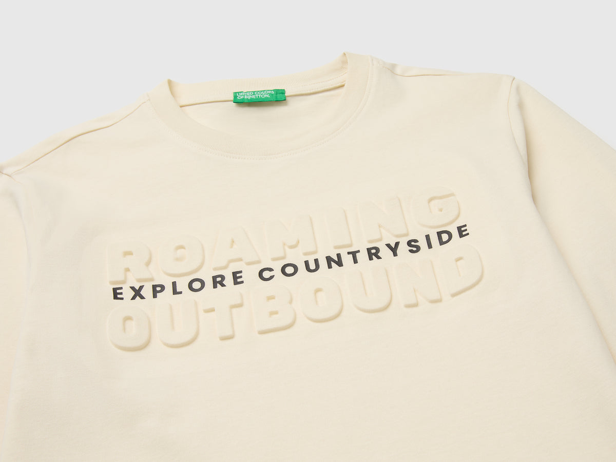 T-shirt em algodão orgânico quente com estampa em relevo - ucb_image_DS1