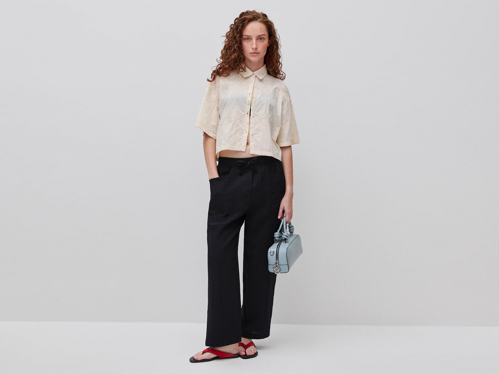 Cropped shirt with floral embroidery