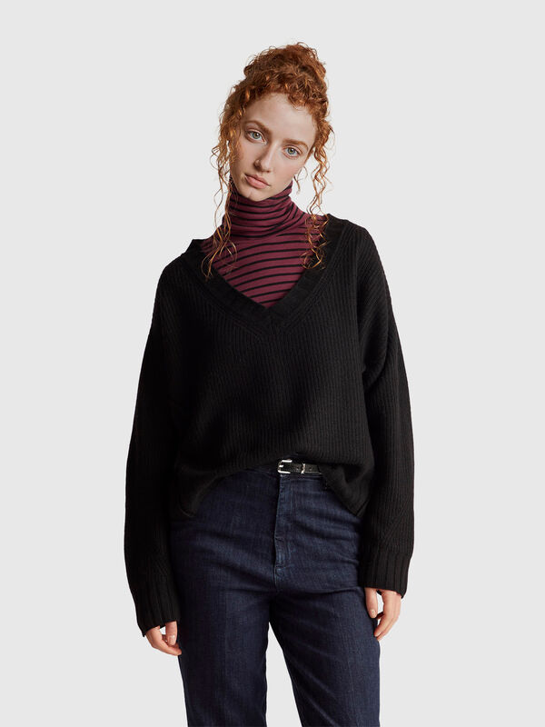 V-neck sweater in wool blend Women
