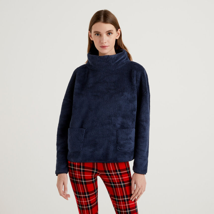 Sweater in synthetic fur with pockets