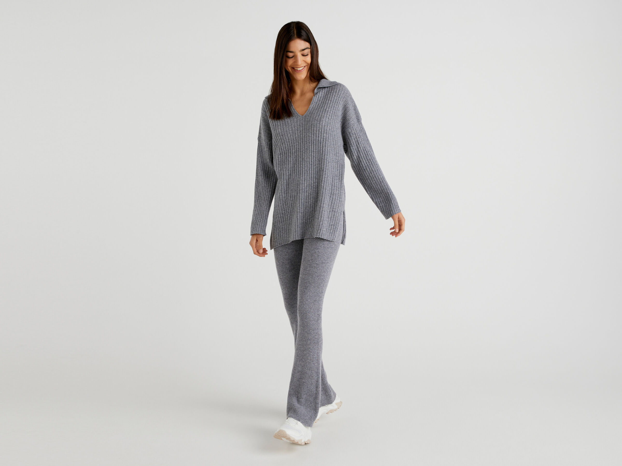 Flared trousers in wool blend image number 3