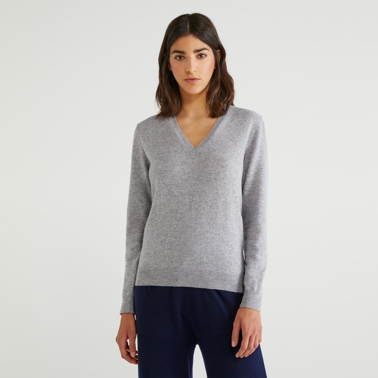 V-neck sweater in 100% virgin wool