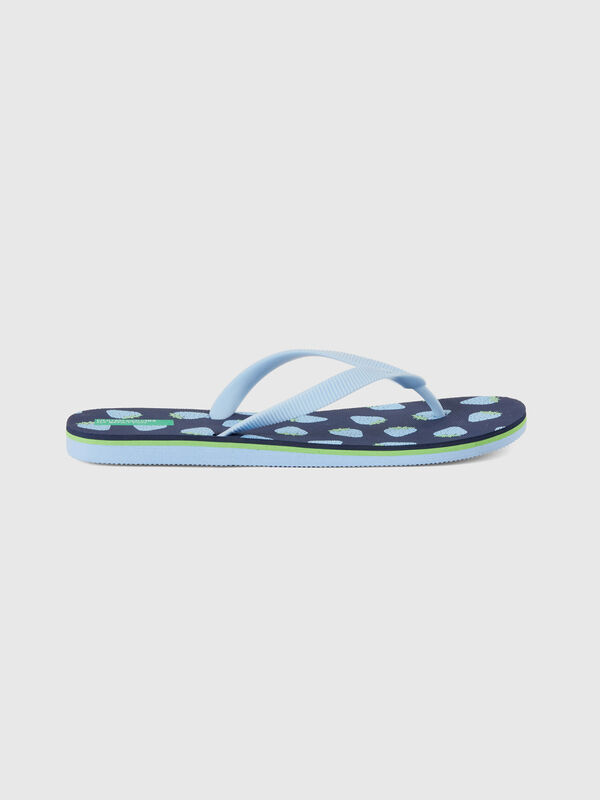 Flip flops with strawberry pattern