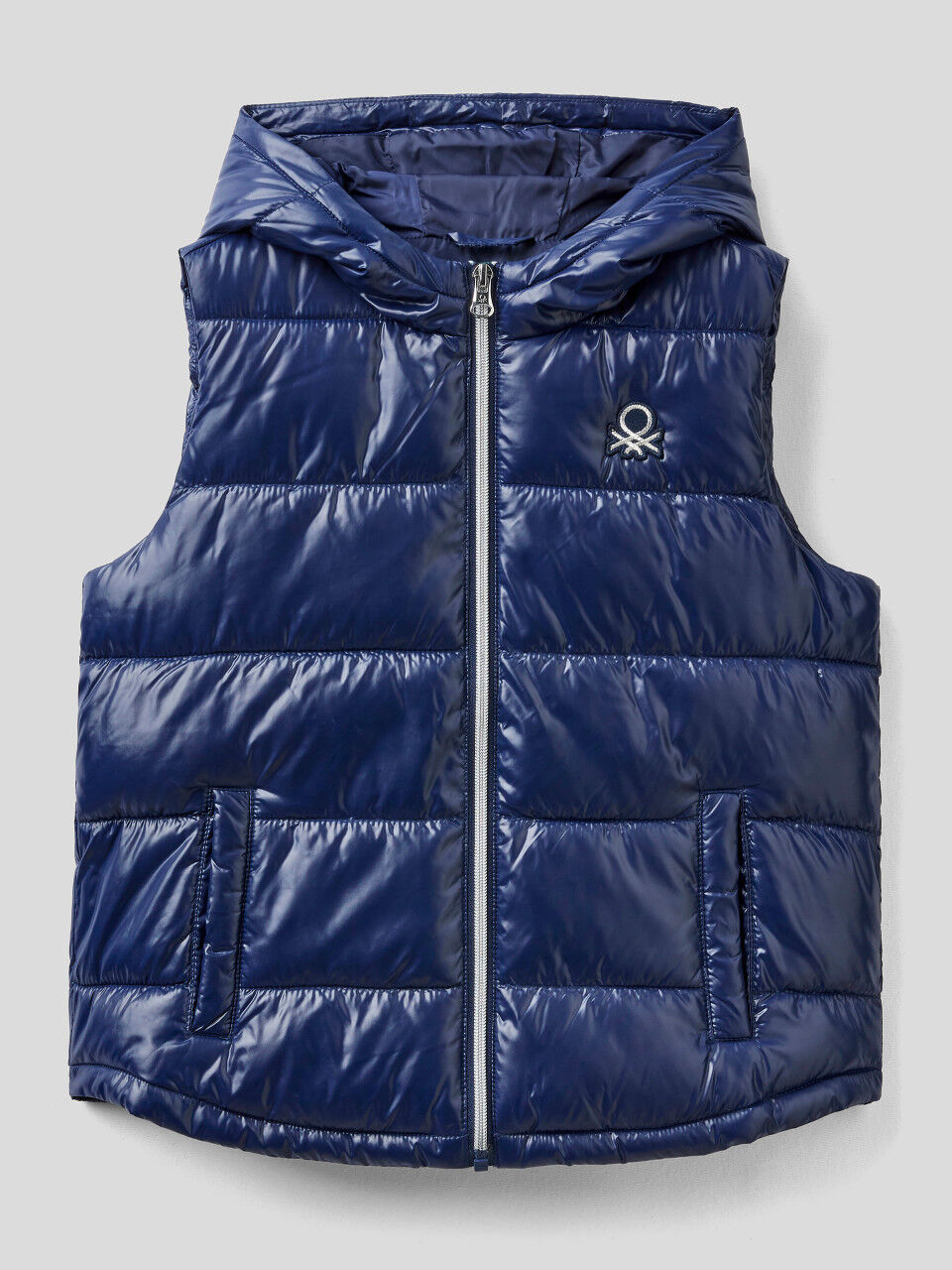 Sleeveless puffer jacket with zip and hood