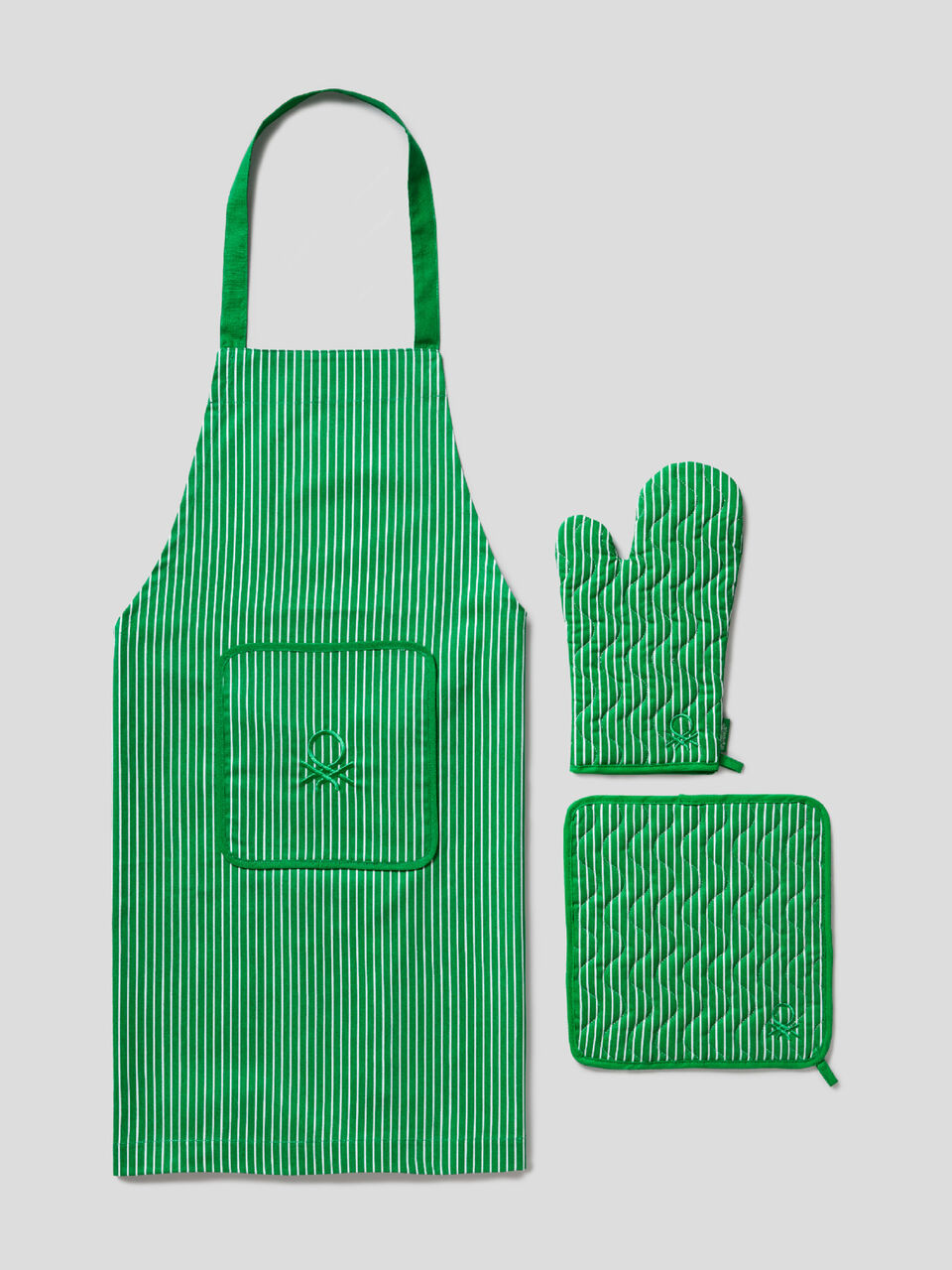 Apron, pot holder and oven mitt set image number 1
