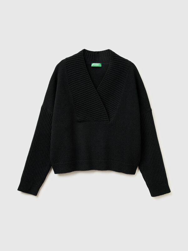 Boxy fit sweater with V-neck Women