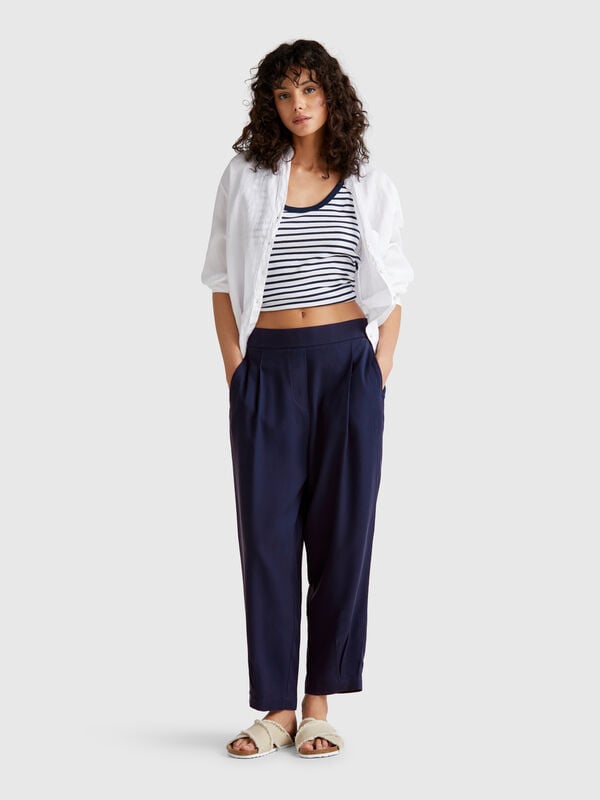 Flowy trousers with pleats Women