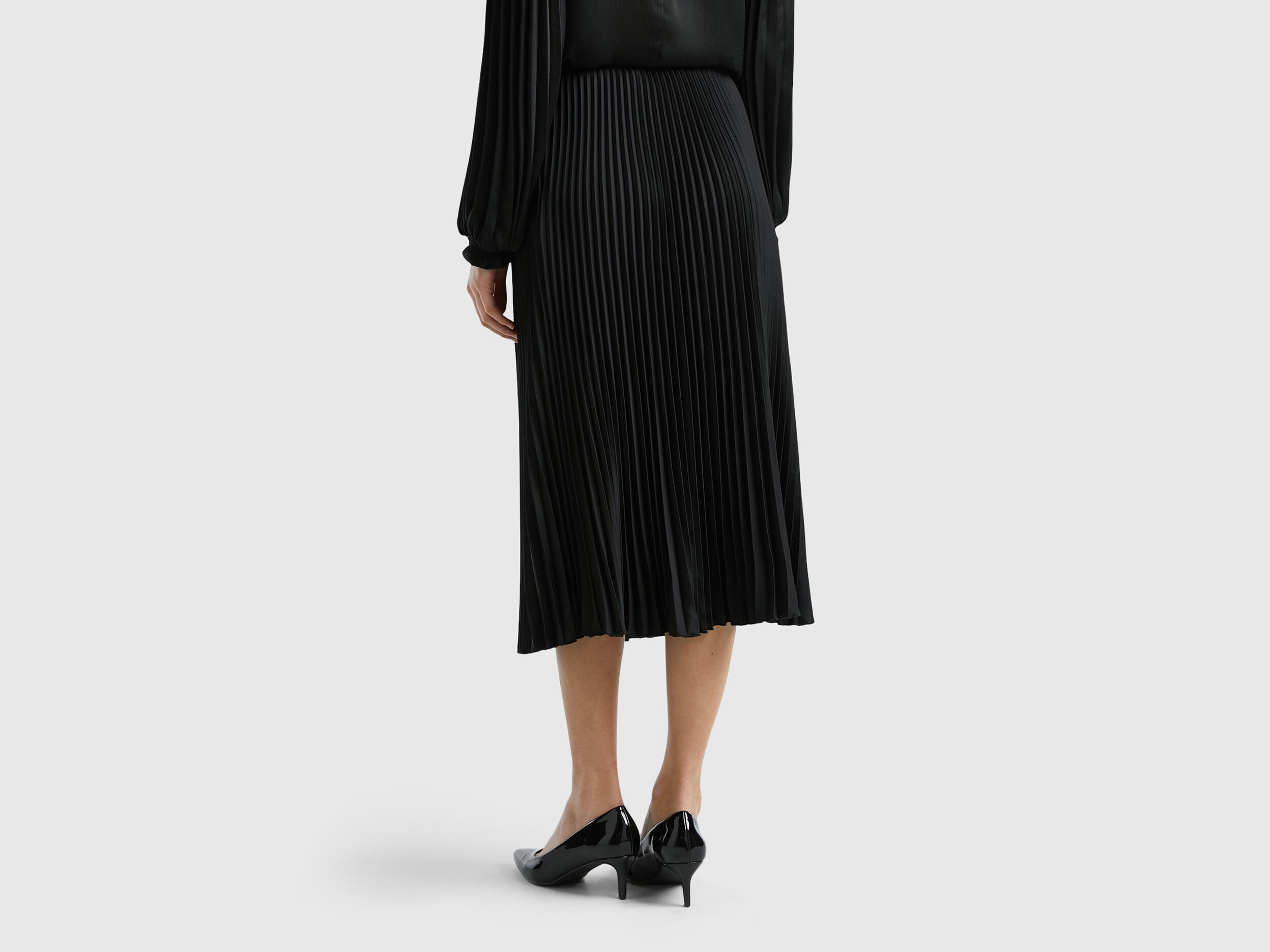 Black pleated store midi skirt