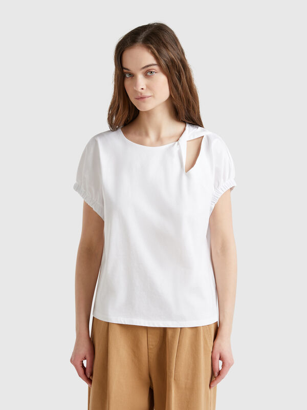 T-shirt with knot and cut-out Women