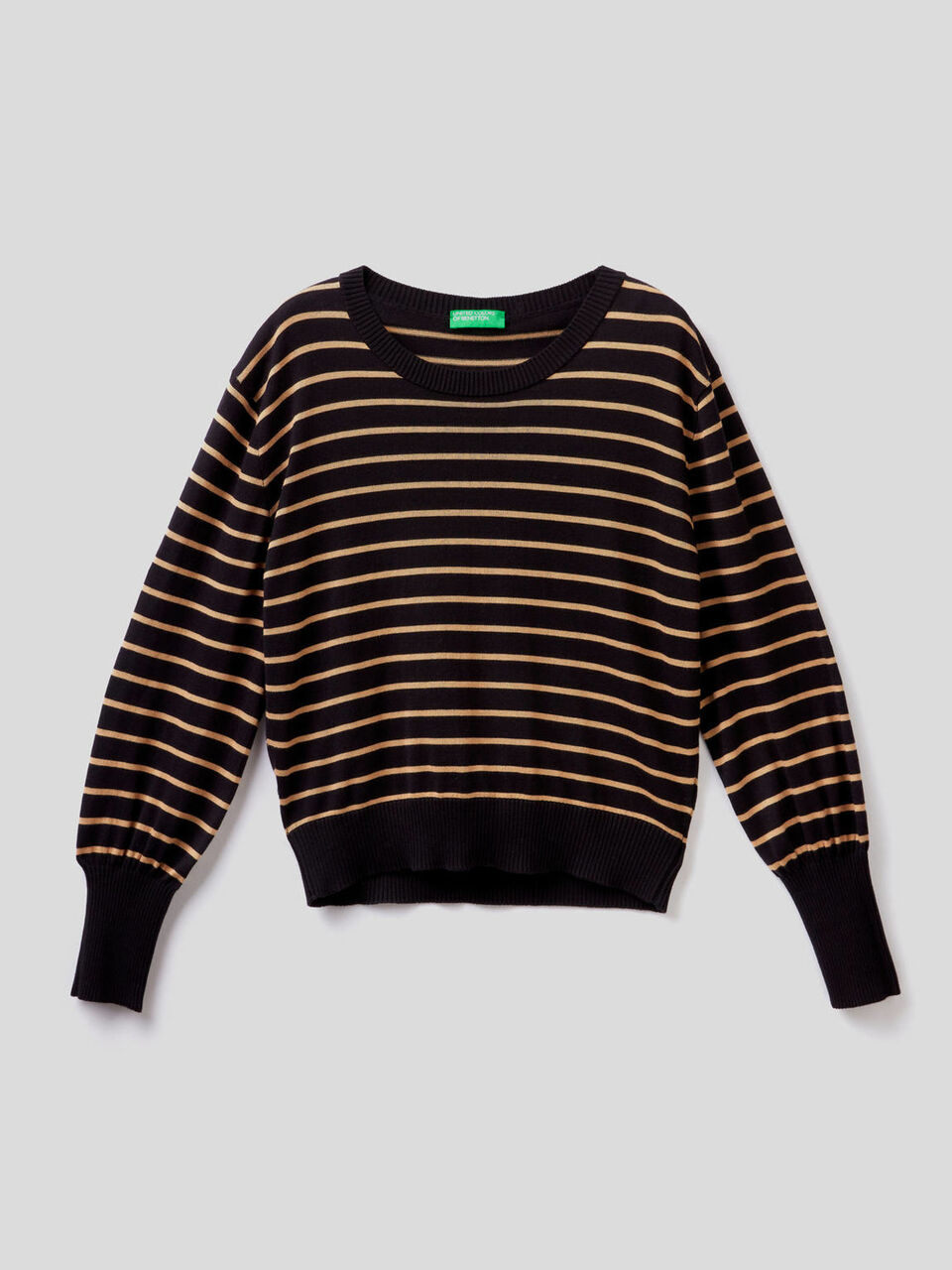 Sweater with puff sleeve image number null